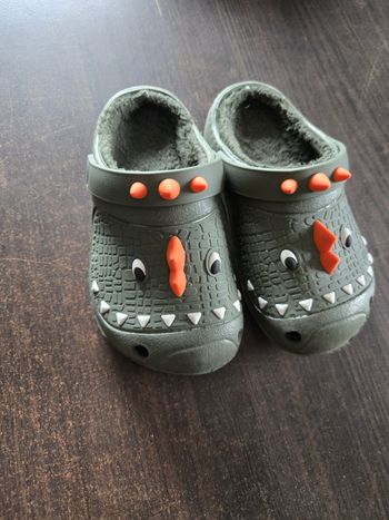 Chausson fourré dinosaure taille 24, style crocs