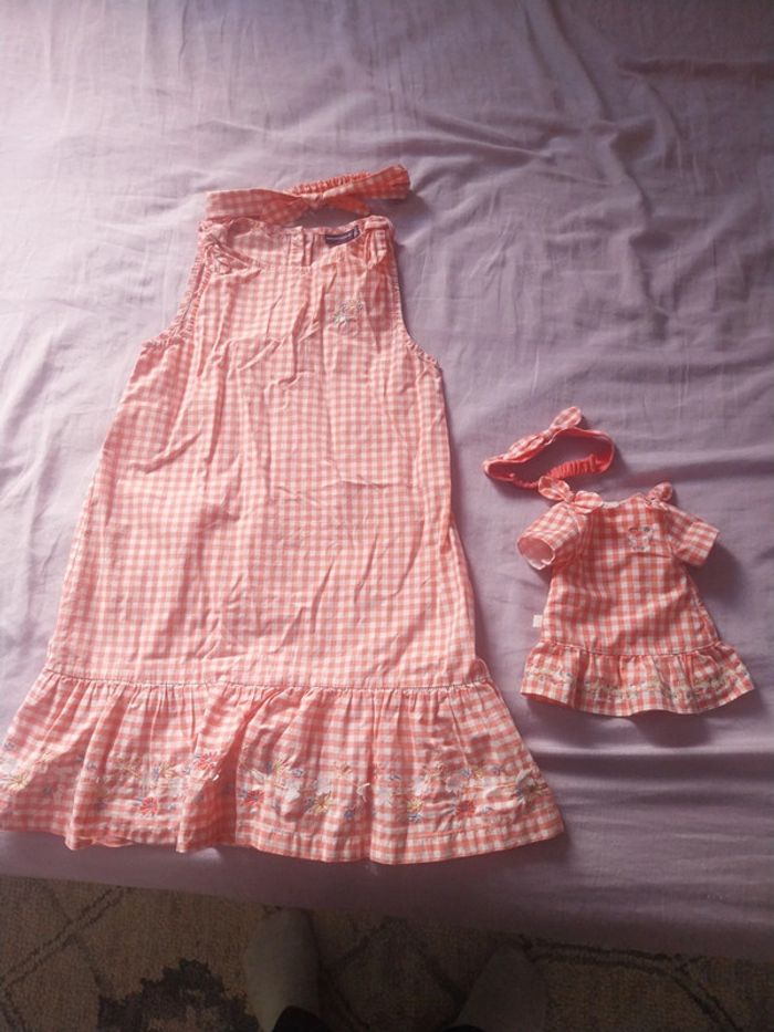 Ĺot 2 tenues fille 7 ans et poupée 36 cm sergent major