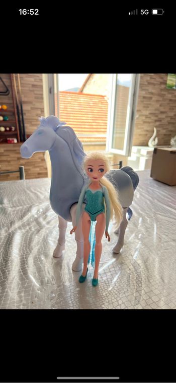 Barbie reine des neige et son cheval