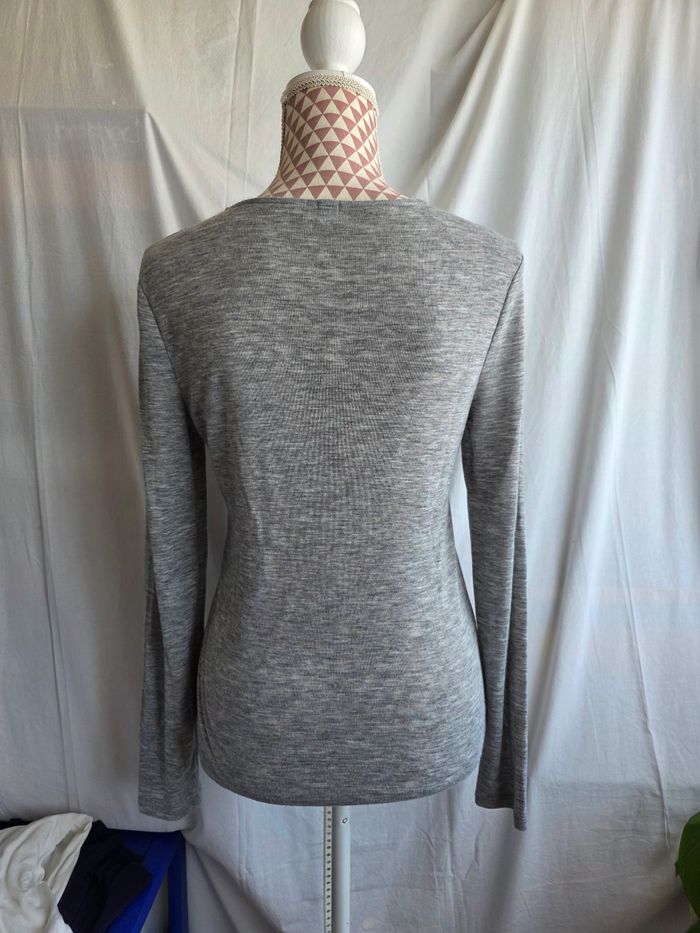Tee-shirt, gris, en polyester & viscose, en excellent état, largeur d'épaule 39cm, largeur sous bras 44cm, longueur 60cm, marque Kiabi =5€ - photo numéro 3