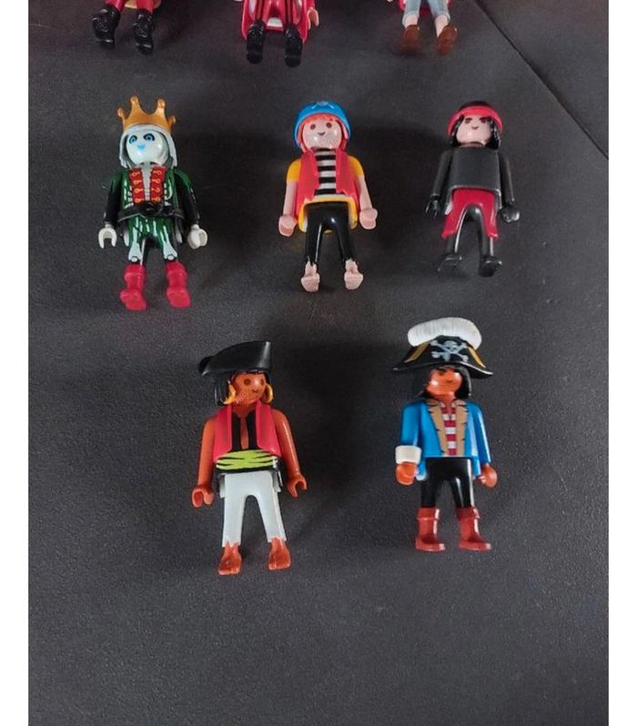8 personnages Playmobil - photo numéro 2