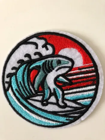 Écusson patch brodé requin surf neuf