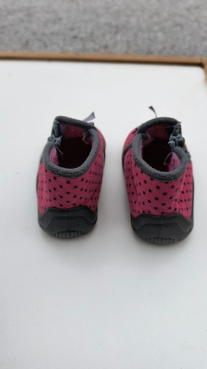 Chaussons rouge à pois vert fille taille 19 comme neuf - photo numéro 2