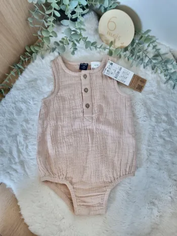 Barboteuse fine beige 6M neuve