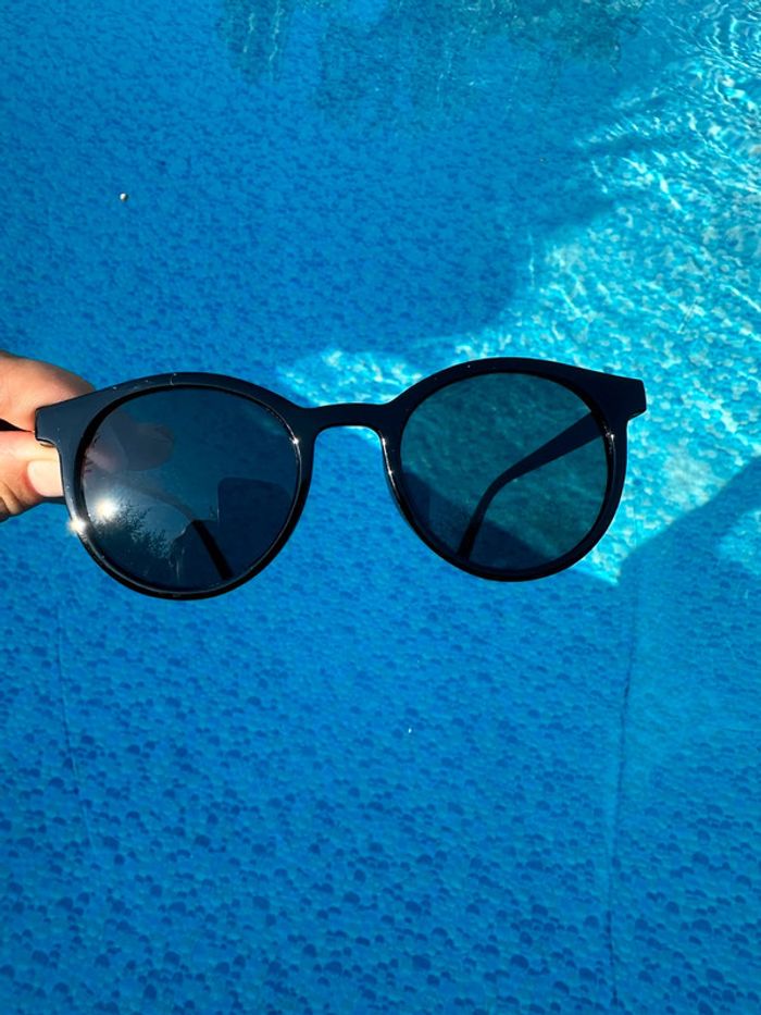 Paire de lunettes de soleil - photo numéro 4