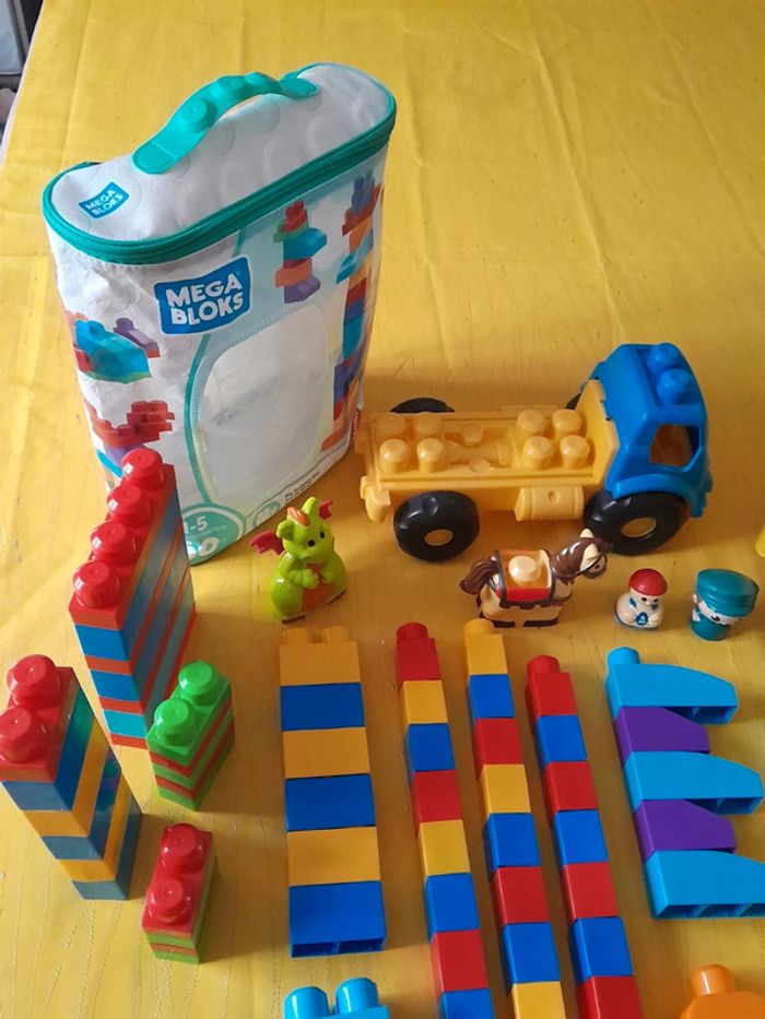 Lot de 68 Mega Bloks + 2 camions + 5 personnages - photo numéro 3