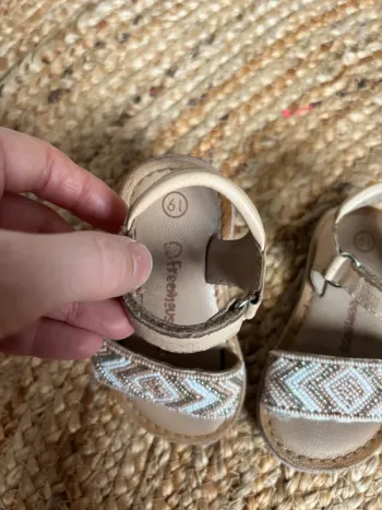 Sandales cuir bébé perles t. 19 Freemouss tbe