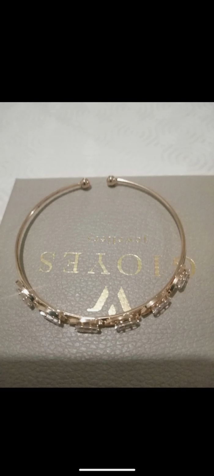 Beau bracelet Gioyes en plaqué or 24 carats sertis de zirconiums.