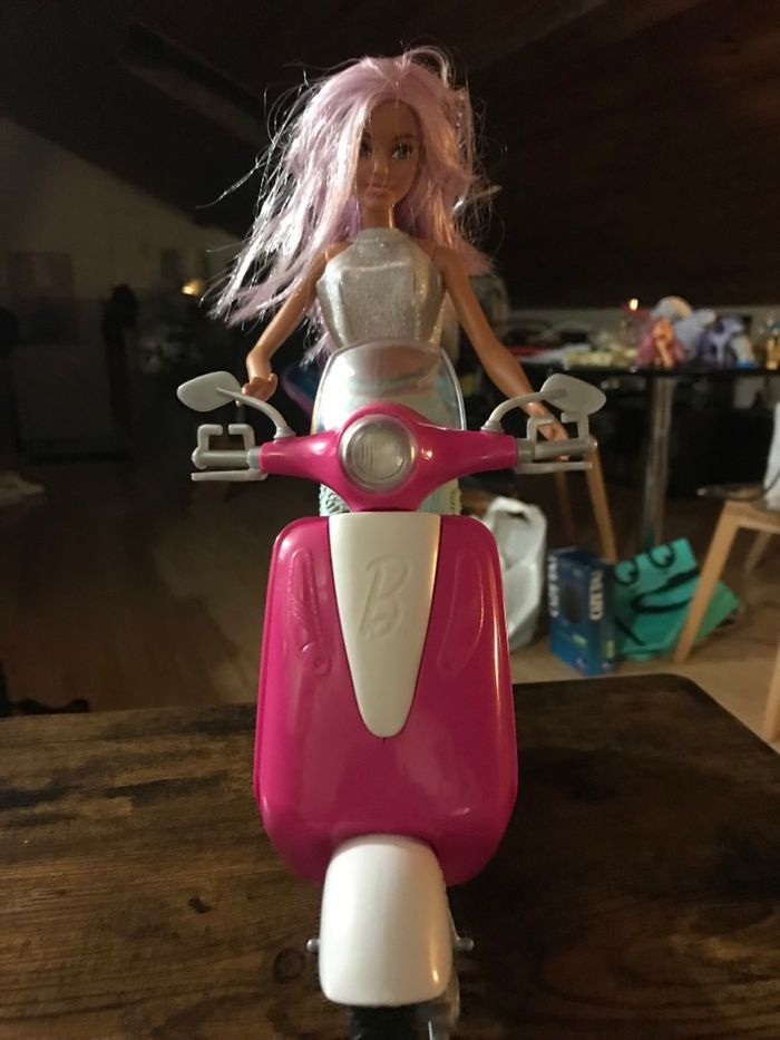 Poupée Barbie sur son scooter Mattel - photo numéro 3