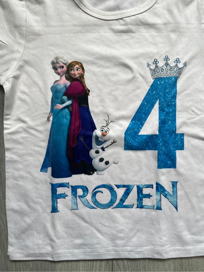 T shirt personnalisé anniversaire 4 ans fille Frozen reine des neiges - photo numéro 2