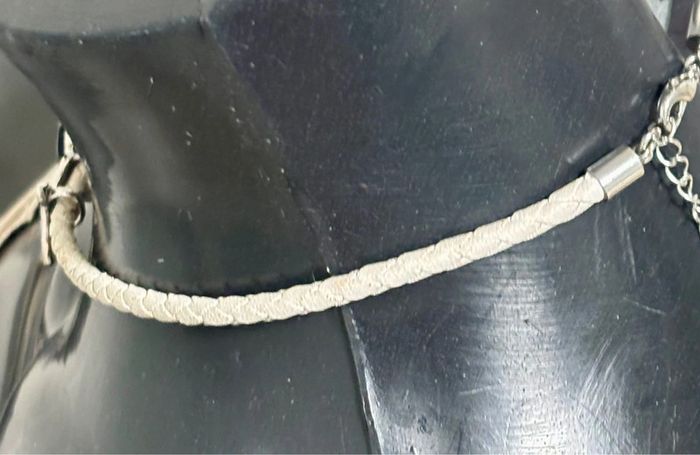 Collier pendentif chien – cordon tressé blanc cassé - photo numéro 4