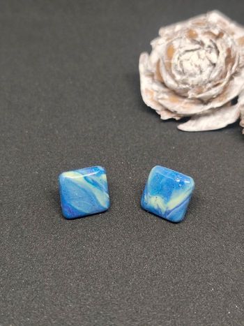Boucles d'oreilles puces carrées pâte polymère 
