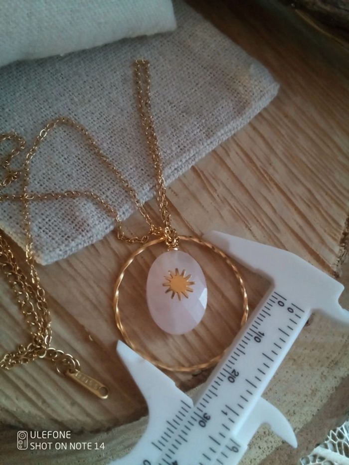 Collier pendentif en pierre de quartz rose avec soleil 🩷. - photo numéro 3