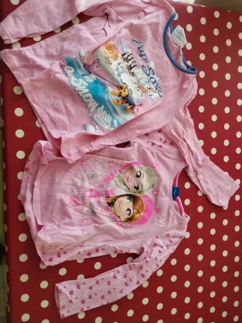 2 hauts pyjama Disney et nickelodeon