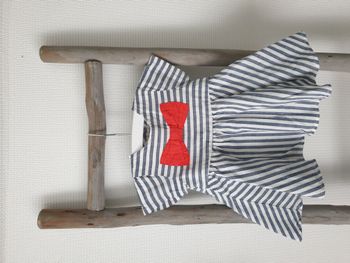 Robe volantée rayée avec noeud rouge - T3M - Orchestra