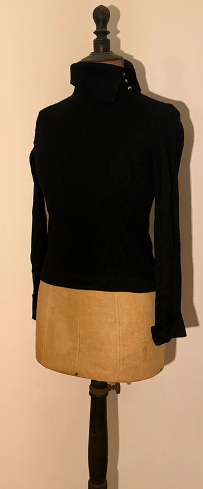 Pull noir côtelé col boutons dorés Camaïeu M