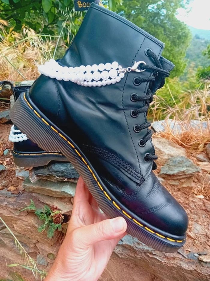 Dr. Martens noir made in England 🇬🇧 custom chic perles et fleurs uk7 40 - photo numéro 7