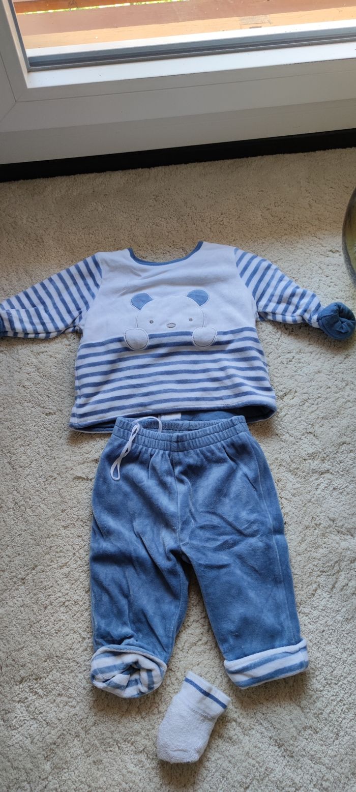 Pyjamas 3 pièces, 6 mois.