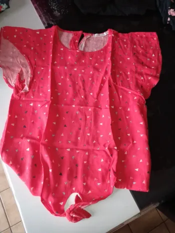 T-shirt blouse rouge avec motifs