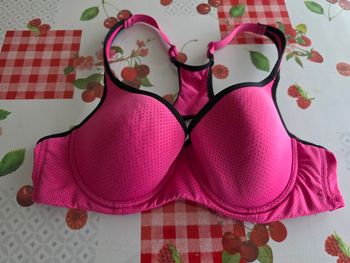 BRASSIÈRES SOUTIEN-GORGE ROSE FUSHIA TAILLE 95B MARQUE BASIC ONE  TRÈS BON ÉTAT
