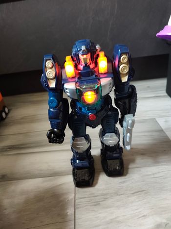 Robot qui marche et fait du bruit 