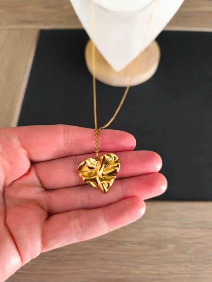 Sautoir ou collier long avec cœur plein martelé - photo numéro 4