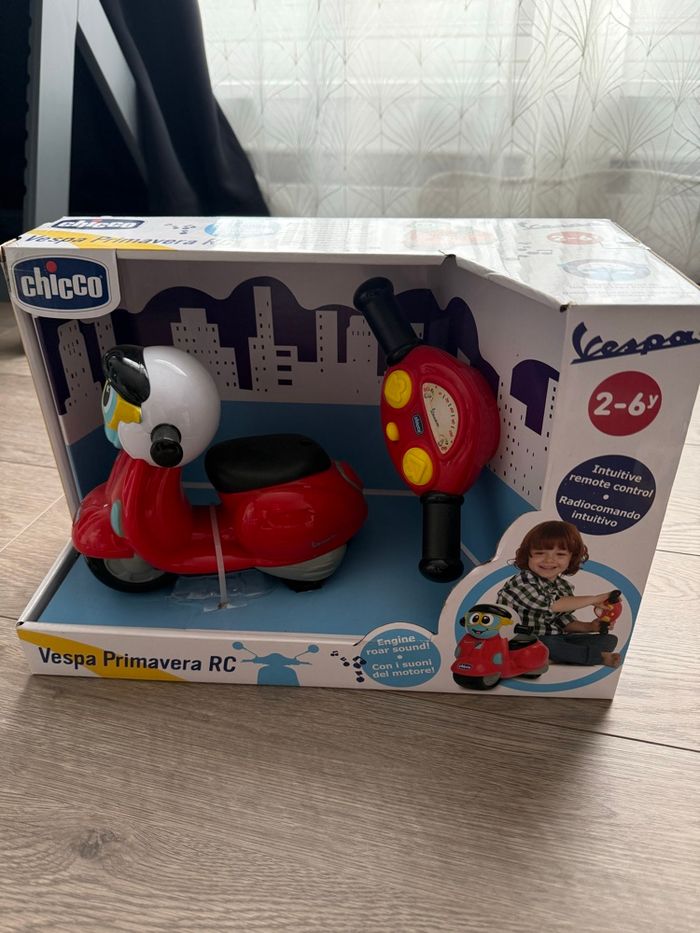 Scooter  vespa télécommandé chicco