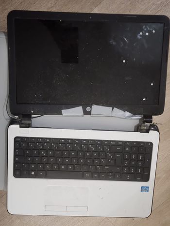 HP 15-r040nf (Core i3) — Pour pièces / à réparer — Sans disque dur