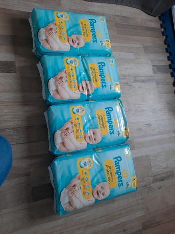 Lot de 4 paquets couches pampers