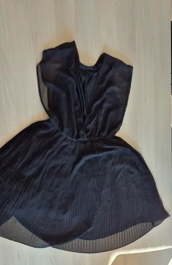 Robe noire dos nu