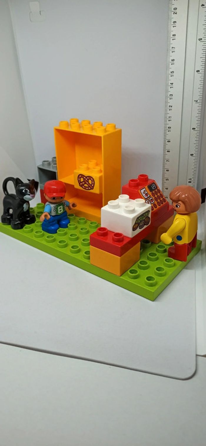 Décor lego duplo avec personnages et chat