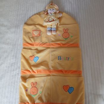 Organisateur mural pour poupées – poches de rangement – Beatriz