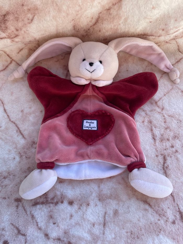 Doudou plat marionnettes lapin framboise Doudou et Compagnie
