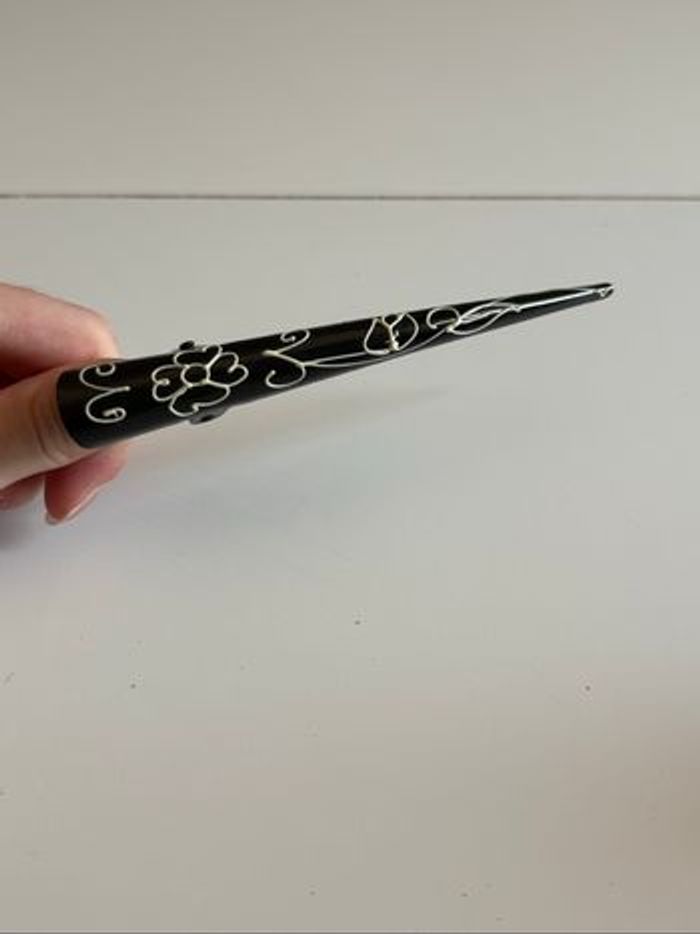 Pince à bec métallique noir à motifs blanc