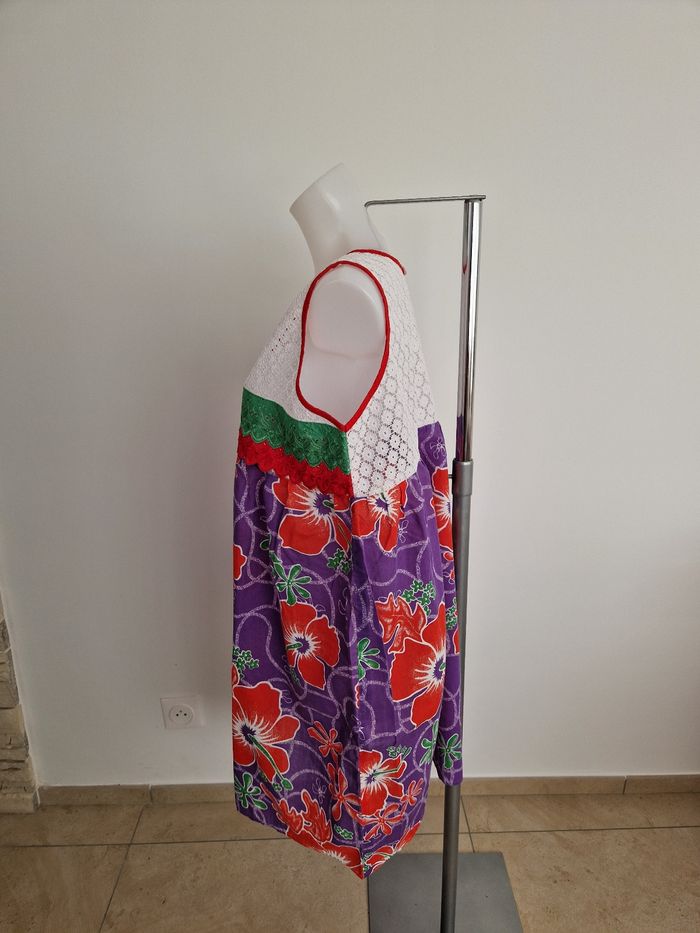 Robe polynésienne violette à fleurs rouge à détail dentelle - photo numéro 3