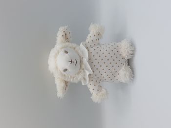 Peluche doudou mouton blanc PEDIATRIL Eau thermale Avène pois collerette 18 cm