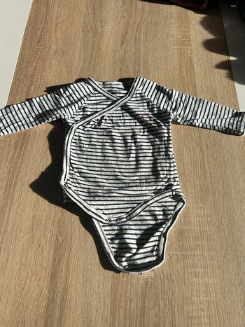 Bodies manches longues taille 3 mois