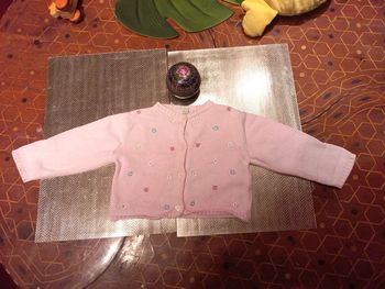 Beau gilet rose pâle a fleurs 24 mois