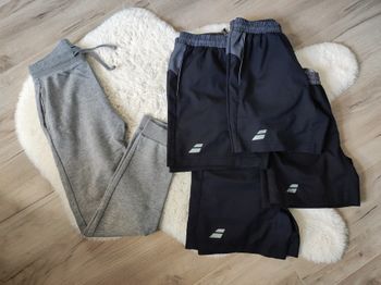 Lot de 4 shorts Babolat et 1 jogging Kiabi taille 10 ans
