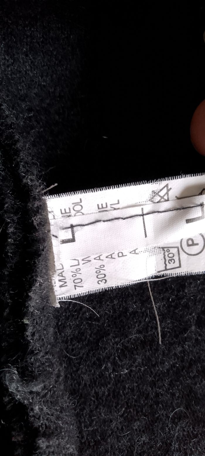 Joli manteau exxe paris en lainage. Avec des volants au col et en bas . Poches  . Bien chaud .3 boutons devant. 70 % de laine taille 40 - photo numéro 4