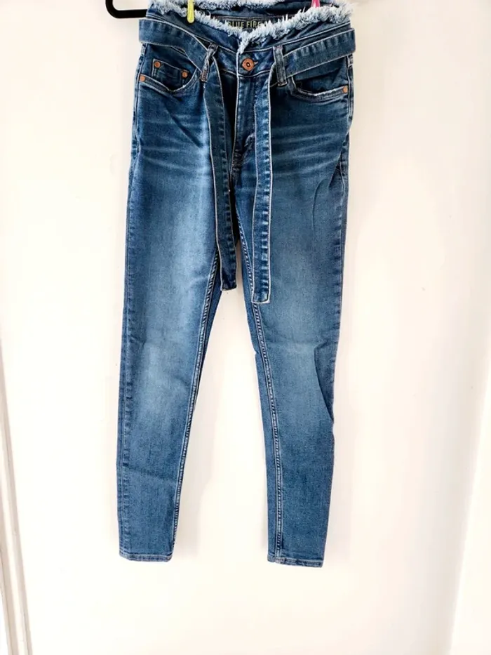 Jean Blue Fire Co - Taille Haute avec Ceinture & Finition Effilée