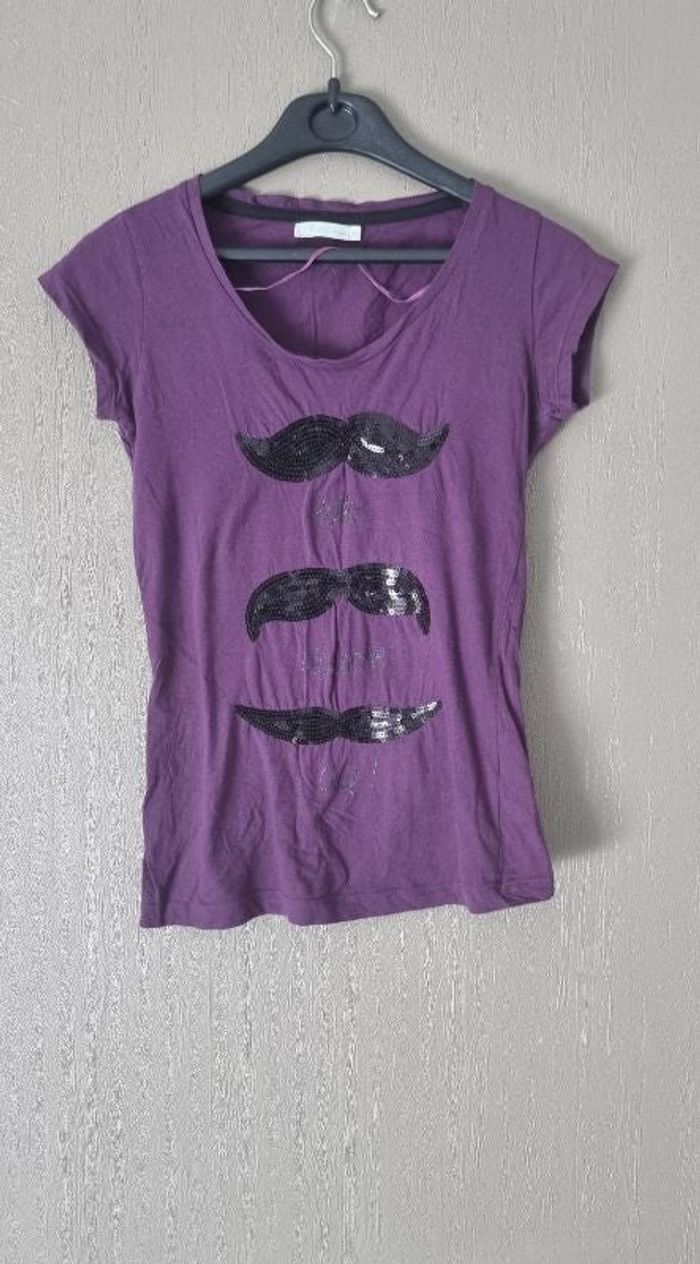T-shirt moustaches
