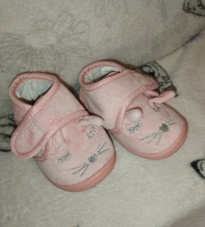 Pantoufles taille 21 très bon état mais léger décollement sur l'arrière