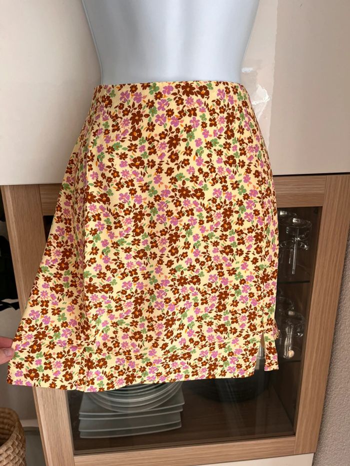 Jupe fleurie avec petite fente - photo numéro 2