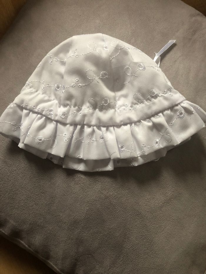Chapeau / bonnet de cérémonie