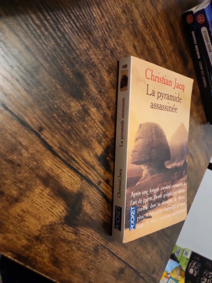 Livre : La pyramide assassinée - photo numéro 3