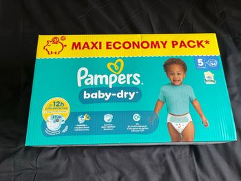 Un carton de couches maxi, économy pack Pampers