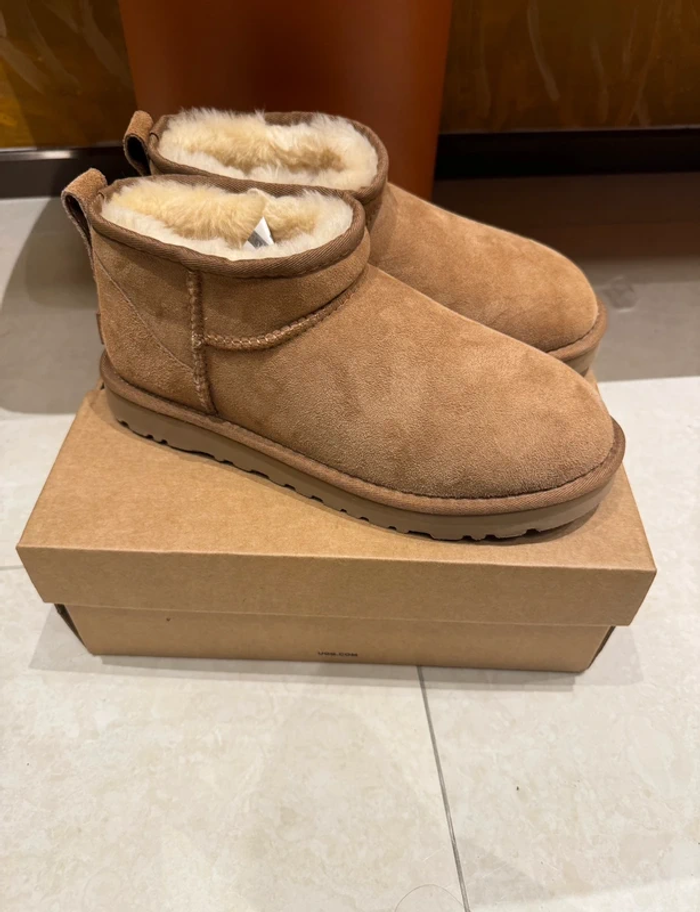 Bottes Ugg mini  taille 37