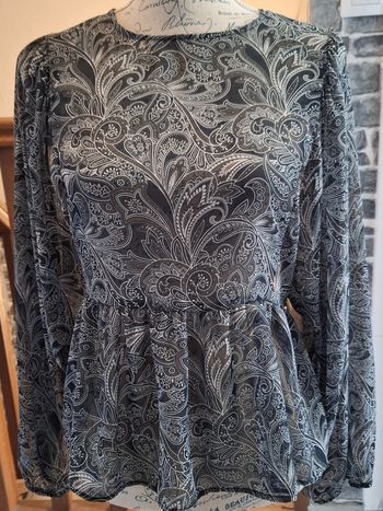 Blouse fluide transparente grise à motifs blancs et marron