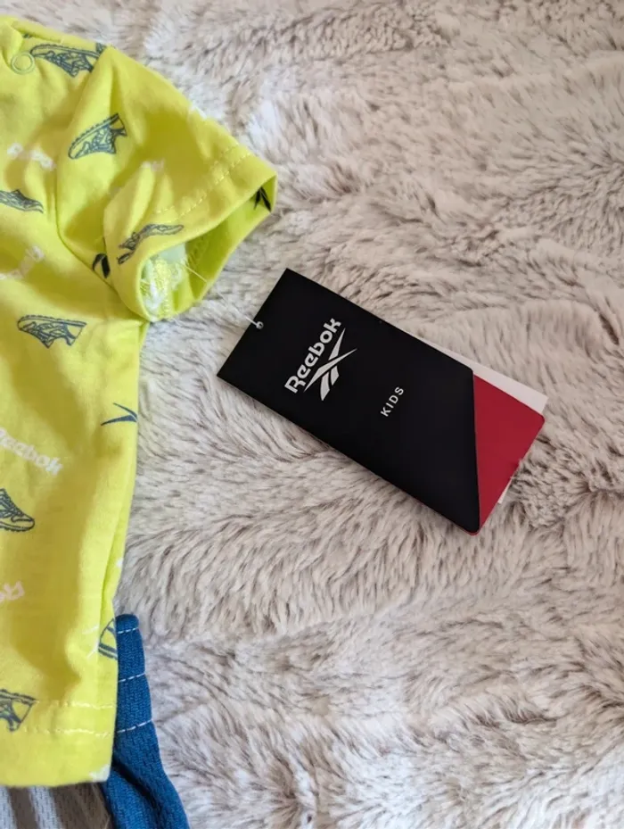 Ensemble short + t-shirt Reebok neuf. 0/6 mois - photo numéro 4